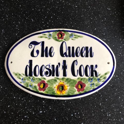 Skilt  "The Queen doesn’t cook"