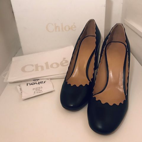 Chloé Scalloped Leather Pumps