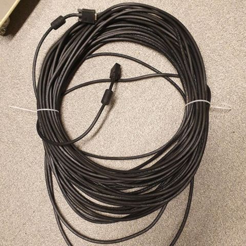 VGA kabel på ca 5 meter i perfekt stand.