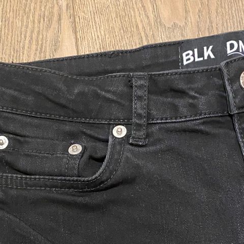 Tøff sort jeans BLK DNM bukse str 29/30, selges!