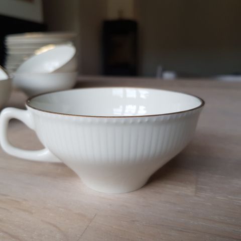 Porsgrunn porselen te-/kaffesett «Det Riflede» (11 kopper, 12 skåler) 1955