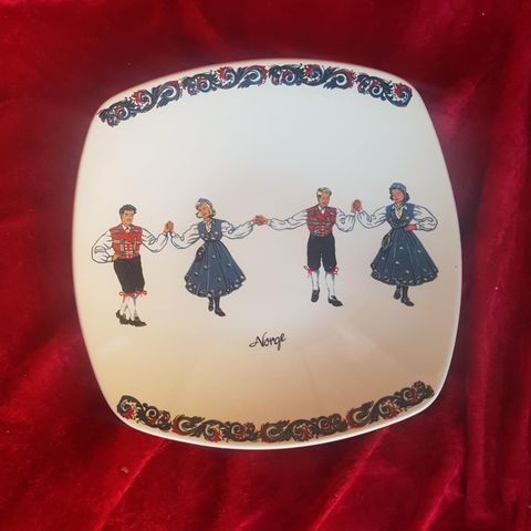 Fint fat fra Figgjo " folkedansere Norge " selges kr 200,-