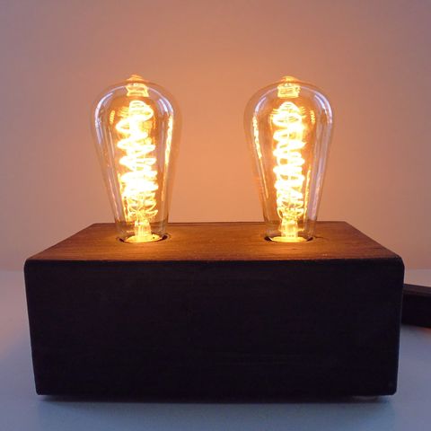 Stilfull kloss bordlampe med 2 lyspunkter i sotgrå. Ny