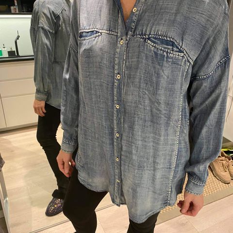 Denim skjorte fra Gestuz i helt fantastisk behagelig stoff