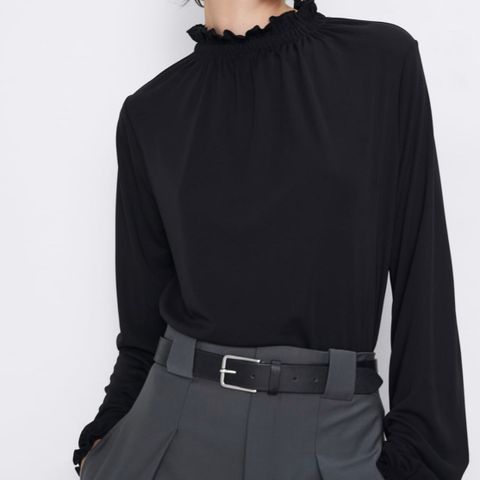 Stilren bluse fra Zara i sort.Str S.