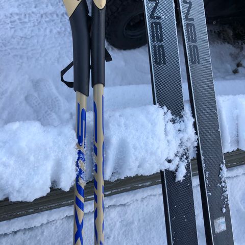 Åsnes Telemark mT54 med Swix staver. Alpinski 175 cm