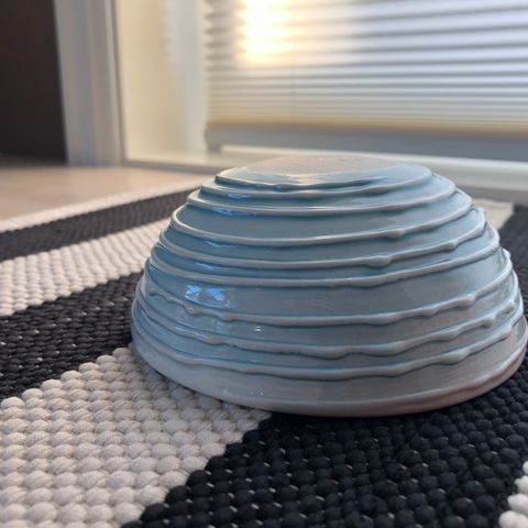 Hvit og blå skål i keramikk med bølgemønster