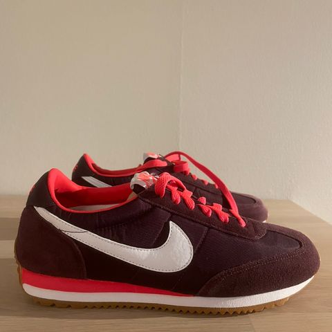 Nike Oceania sneakers i burgunder, str. 37,5