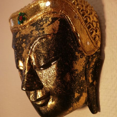 Buddha skulptur i utskåret treverk