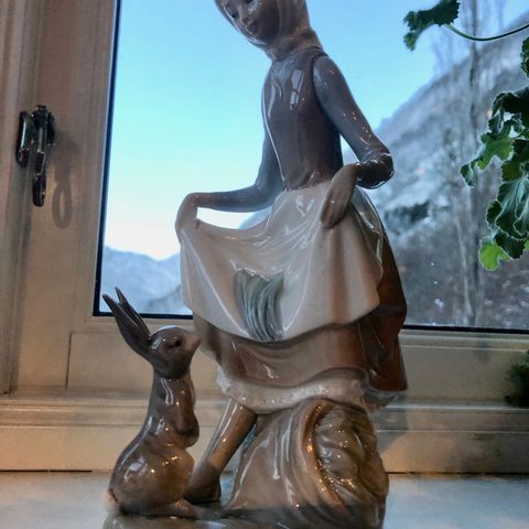 LLADRO, JENTE SOM MATER EN KANIN.  FIGUR I PORSELEN