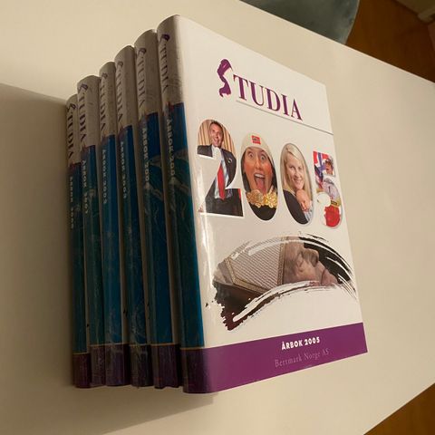 6 bind årbøker 2000-05 fra Studia. Oppsummerer året. Ca 400 A4 farger/bind.