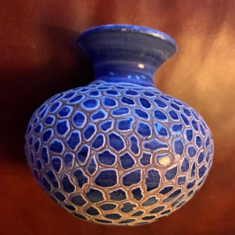 KERAMIKK KUNST VASE"  HEGGE KERAMIKK"  HØYDE 8.5CM  KR150