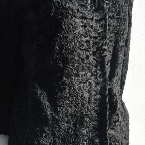 Nydelig  40's De Luxe Mohair black curly lamme pels selges