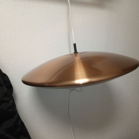 Rålekker retro taklampe. Messing farge diskos