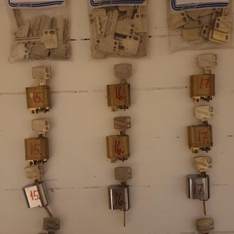 53 stk Trioving Twin låsesylindere med 369 tilhørende nøkler.