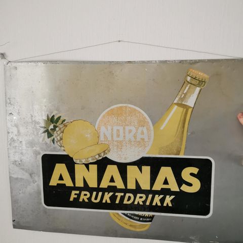 Gammelt Nora ananas fruktdrikke reklameskilt, skilt, reklame, 73 x 53 cm.