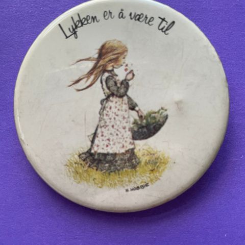 Vintage Pin / brosje / nål fra 1980 - Holly Hobbie. Tekst: Lykken er å være til.