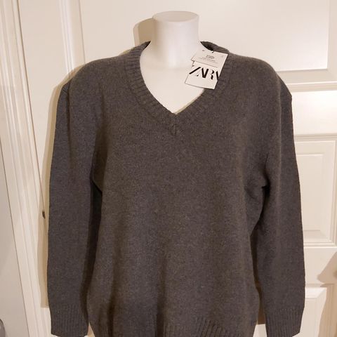 NY. 97% CASHMERE / KASJMIR. 3% ULL. ZARA. V-ringet GRÅ genser.