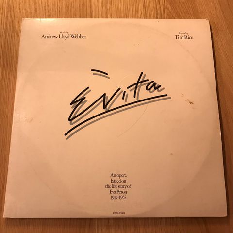 Evita, opera basert på hennes liv. Musikk av Andrew Loyd Webber
