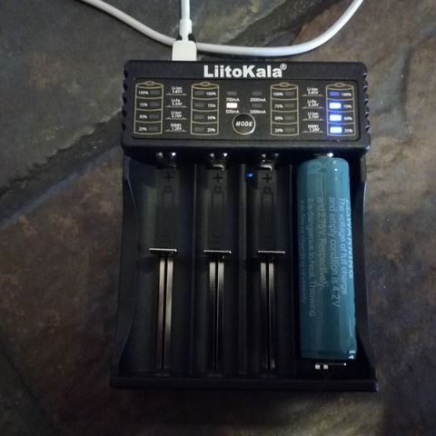 Batterilader Li-ion / Ni-MH (18650 / AAA / AA) - LiitoKala Lii-402