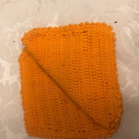 Heklete ,Orange fargete   gryte kluter. ca. 20x 18 cm. håndarbeid..