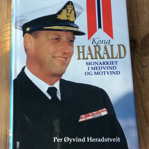 1 flott bok«KONG HARALD I MEDVIND OG MOTVIND»1996. H.24,5,B.17,5 cm-NY!