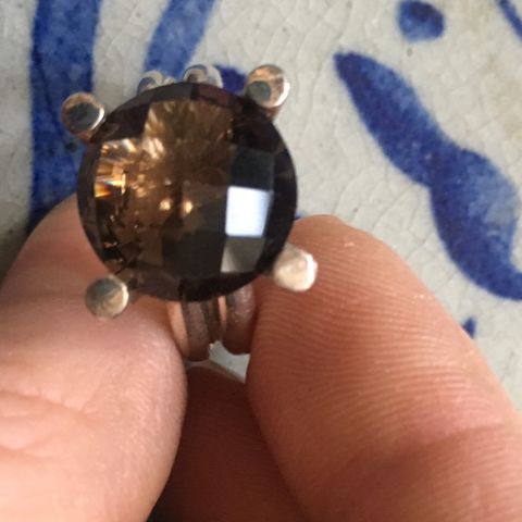 Torill Isachsen ring med fasettslipt smokey quartz