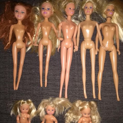 8 Barbie dukker og litt utstyr sett.