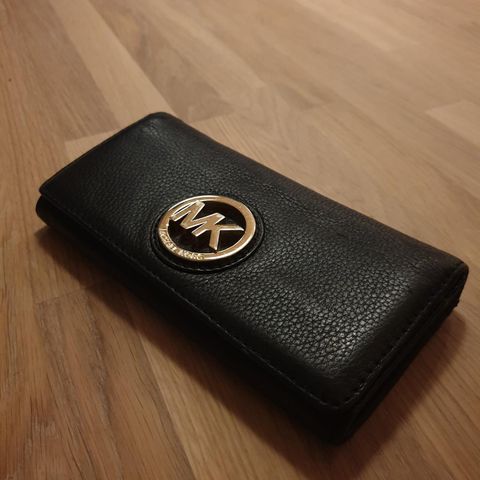 Pent brukt clutch/lommebok fra Michael Kors selges