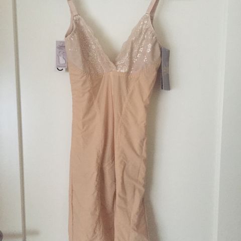 2 like underkjoler m/ hold-in truse, beige og sort - ny/ubrukt