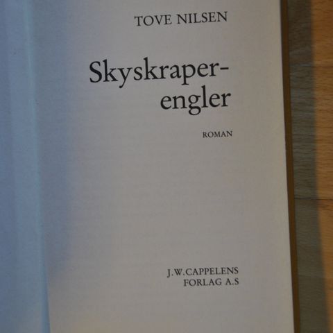 Tove Nilsen: Skyskraper-engler. Innb. (M). Sende