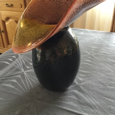 Vase med stor brettet kant ønskes kjøpt