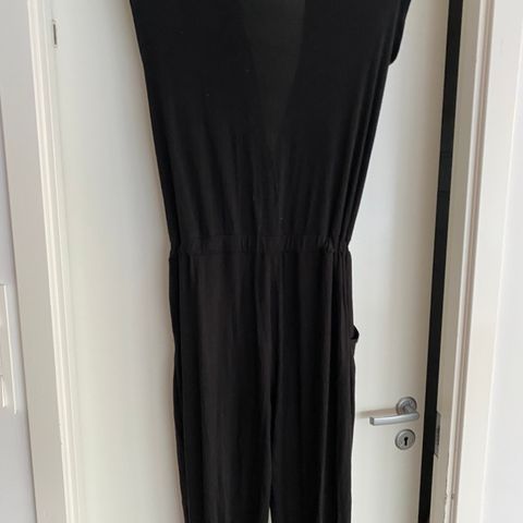 Svart bukserdress / jumpsuit str 40