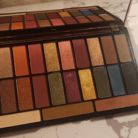 Tammi x Revolution tropical paradise palette