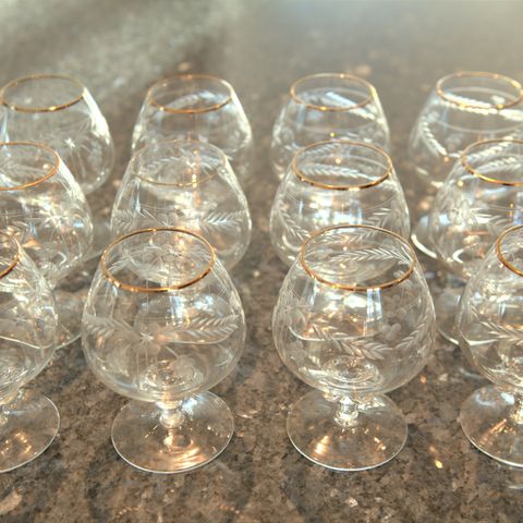 Cognac glass med slipt mønster og gullkant