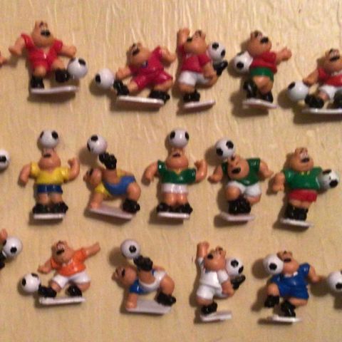 Fotball pvc figurer som kom i kinderegg lignende sjokoladegg på 90-tallet