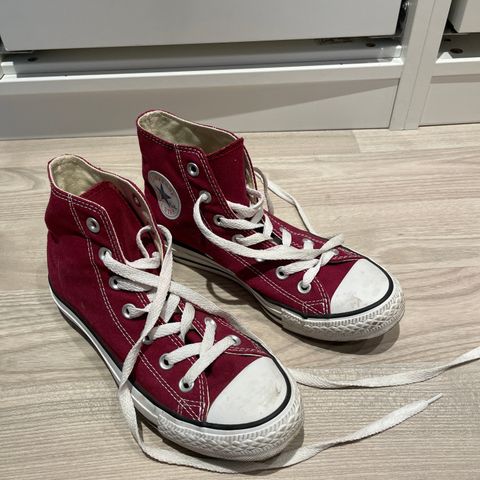 Burgunder røde All Star Converse sko, str 5, EU 37,5, svært lite brukt