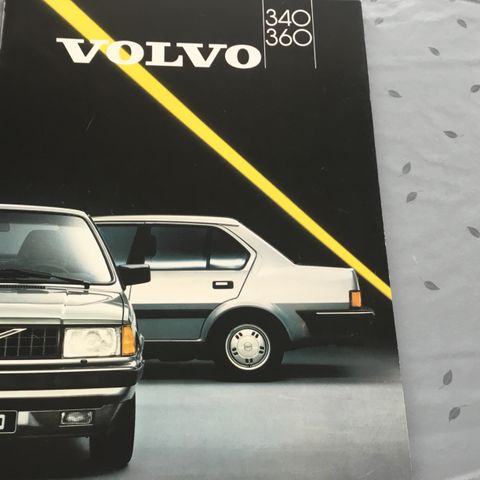 Bilbrosjyre av Volvo 340/360 1987