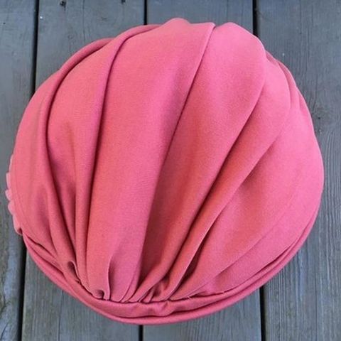 Flott rosa hatt i 100% polyester - hodeomkrets 55 cm