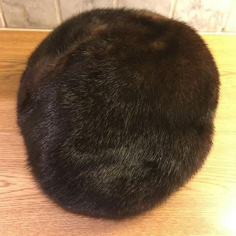 Fint hodeplagg av brun mink pels - hodeomkrets 55 cm