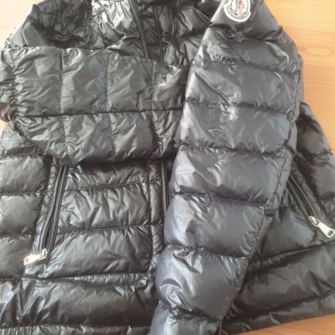 Moncler jakke i str 140