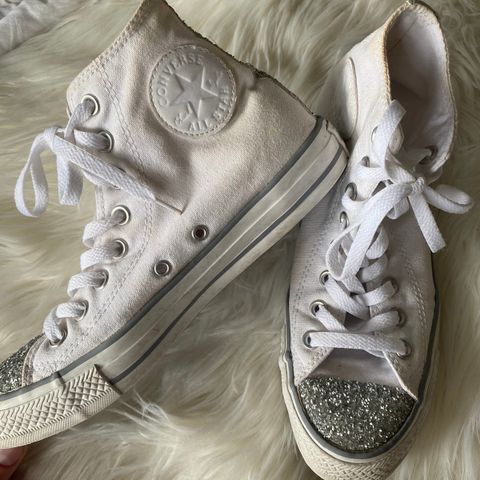 Limited edition Converse med glitter, str 40. Nypris 1199