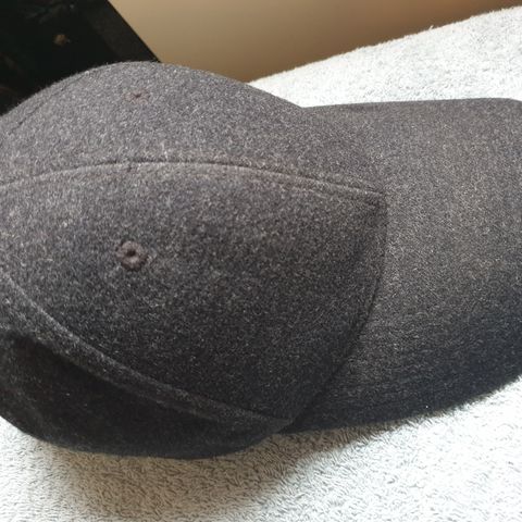 Varsity cap i frg grå kashmir og merinoull str M