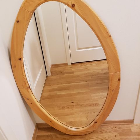 Ovalt flott speil i lakket fururamme.
