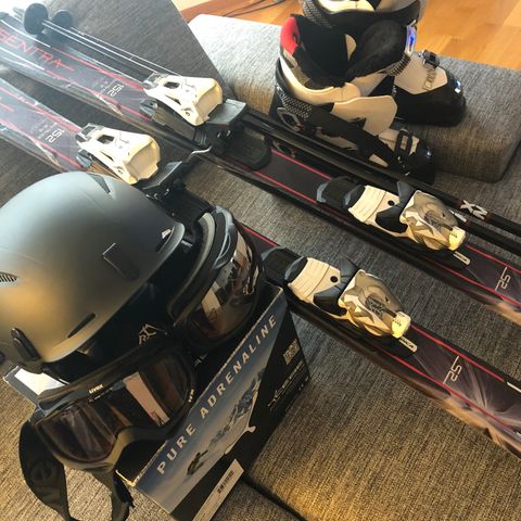sett: ski, skistøvler, hjelm, briller, staver
