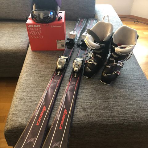 sett: ski, skistøvler, hjelm, briller, staver