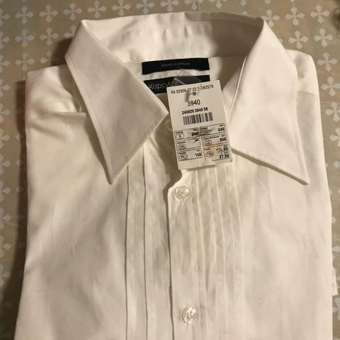 Ny hvit skjorte selges billig