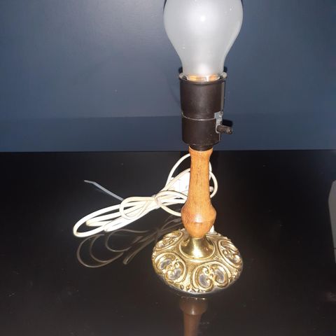 Bordlampe med teak og messing detaljer