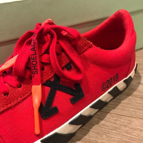 Off-white vulc low top red. SJELDEN COLORWAY. Str 42