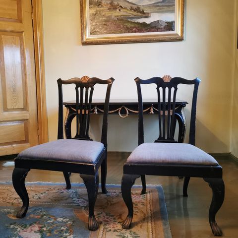 17/1800-tallets Chippendale stil stoler sortmalt med gulldekor